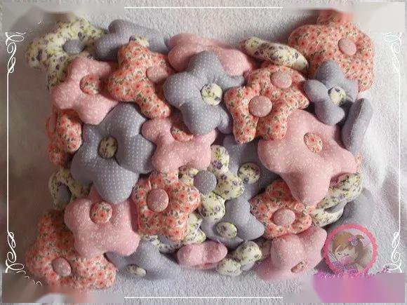 用碎布剪了两块小圆布缝合家居用品用不完