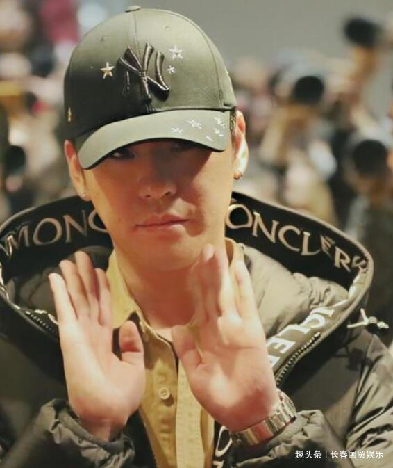 张云雷素颜近照曝光低调现身机场热情与粉丝打招呼