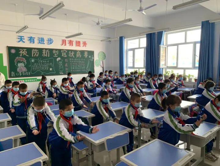 扬文明展风采和静县第三小学开展室内文明礼仪操比赛