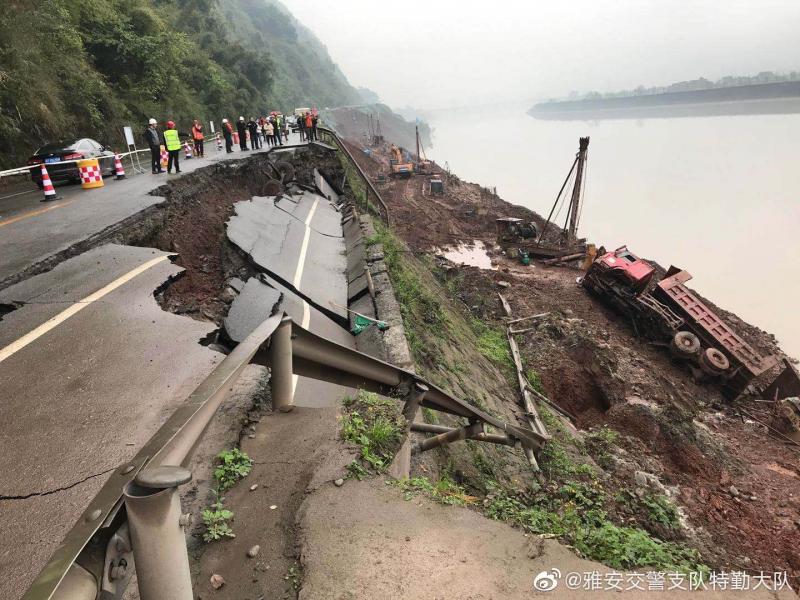 四川雅安g351國道一貨車側翻司機稱因路基垮塌