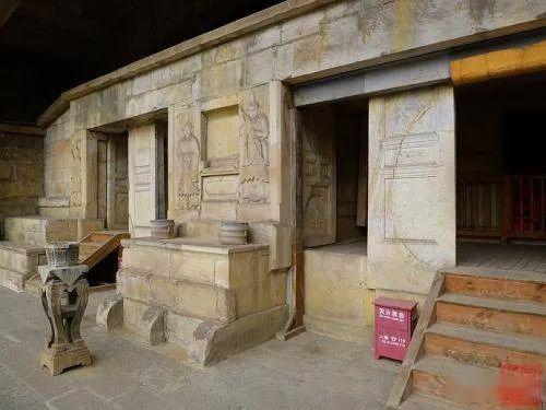 站在杨粲墓前,不由得想到杨氏土司家族大起大落的命运.