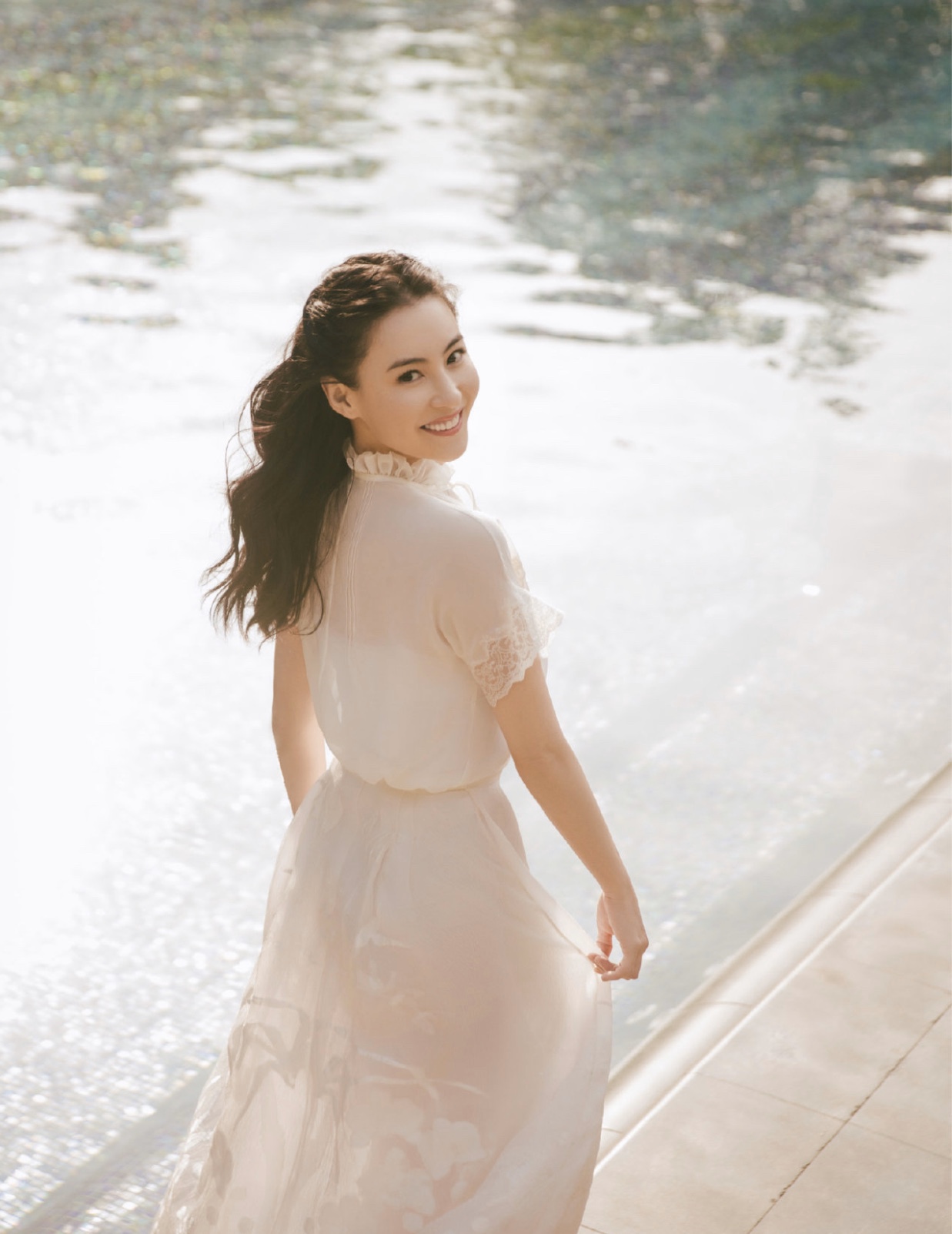 原创张柏芝颜值终于回归了穿纯白色纱裙似仙女长卷发半扎减龄十足