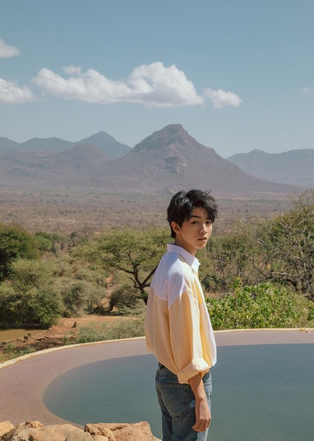 王俊凯在湖边拍摄写真变身阳光大男孩