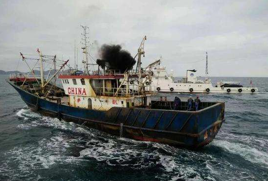 就连中国的渔船也已经强大到可以和日本军舰正面刚的地步,而中国在