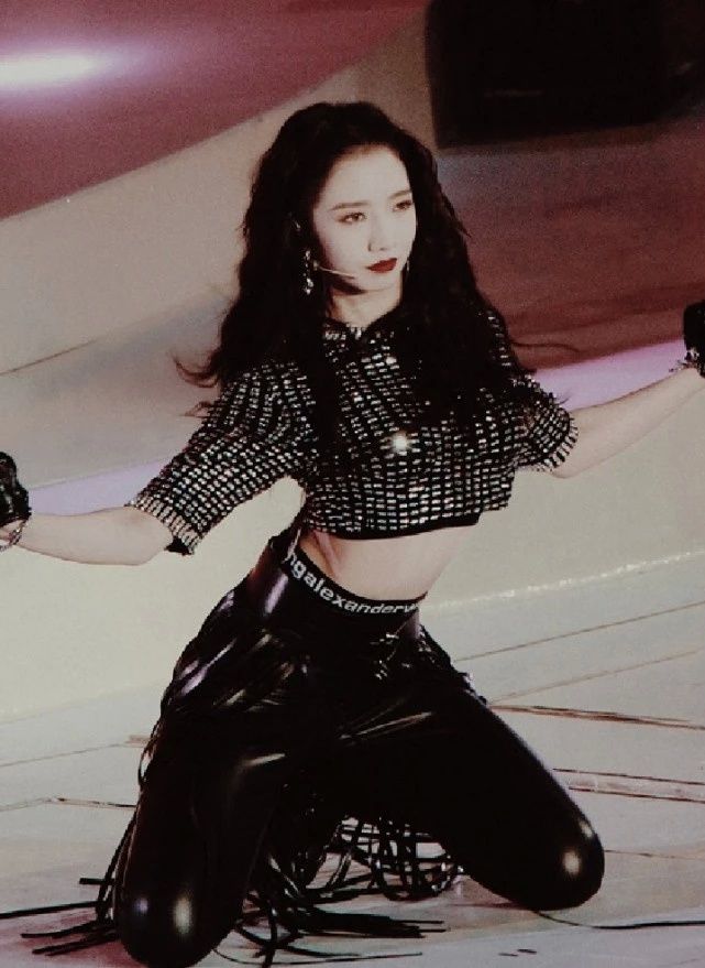 孟美岐穿上皮裤后有多撩双膝跪下那刻明人不说暗话我心动了