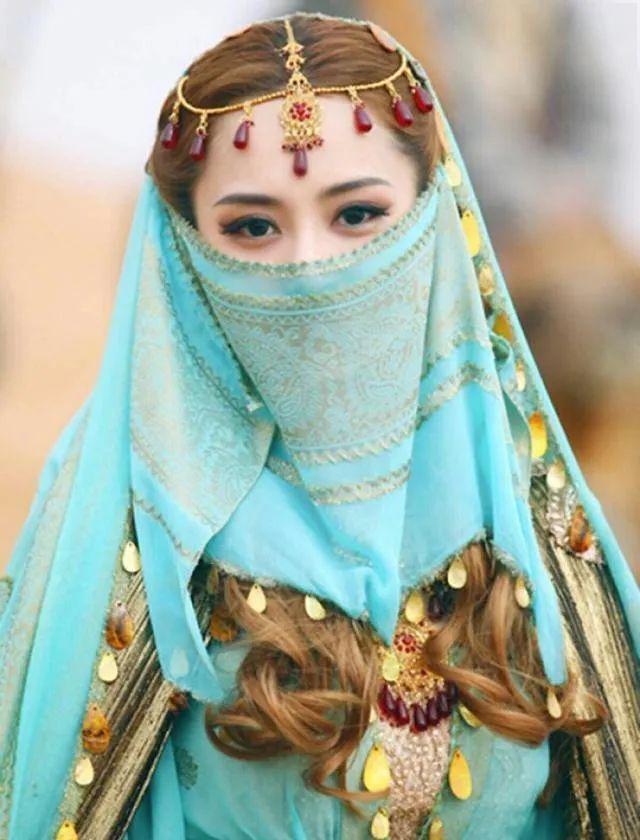 这大概就是「犹抱琵琶半遮面」的魅力吧,正如古代美人的面纱,露一半遮