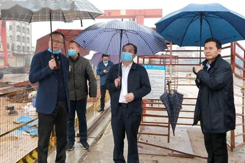 图源:四会市人民政府网在东进大道三期四会段,四会市委书记黄建平,副
