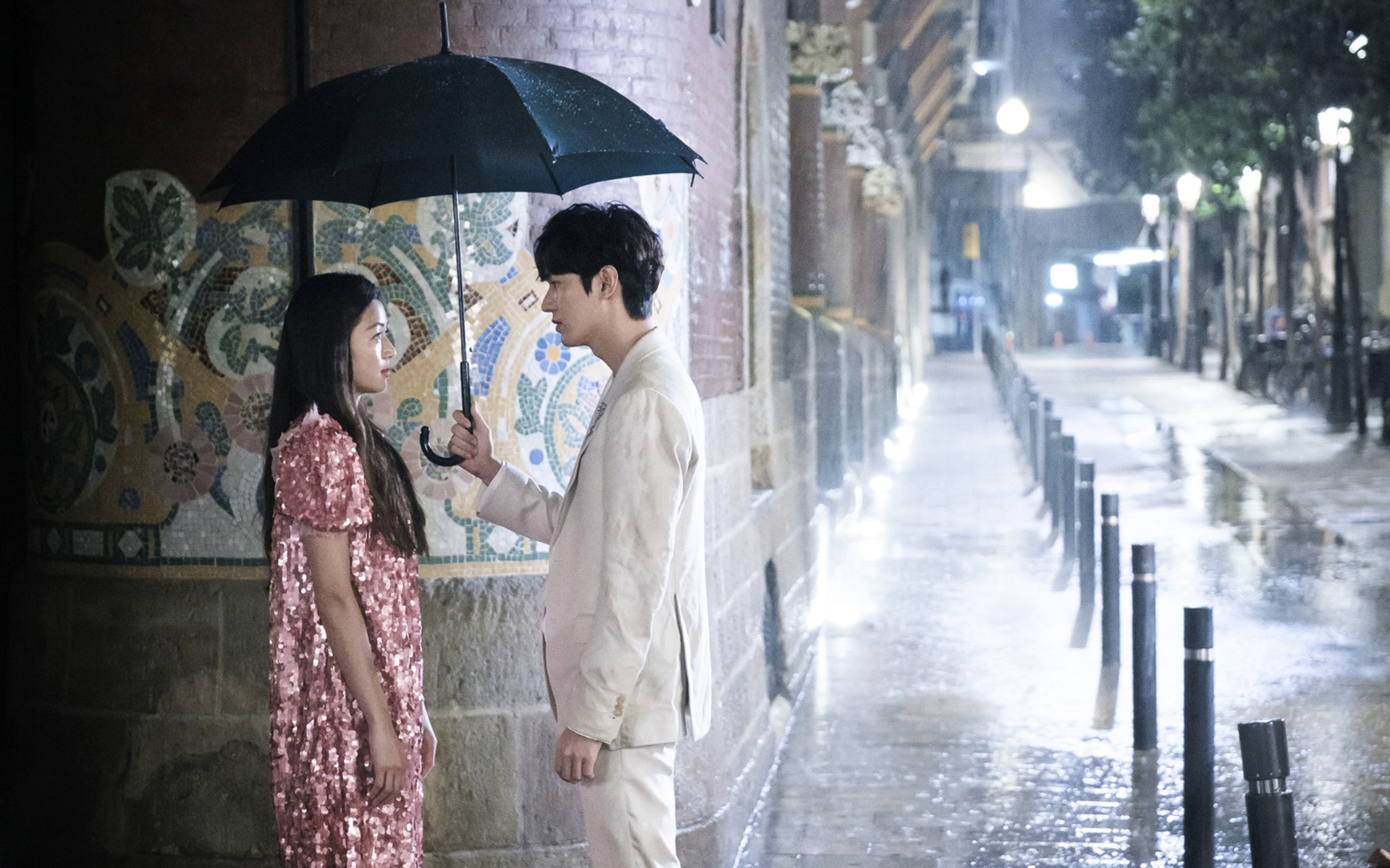 《爱的迫降》等多部韩剧出自她的手,被称为金牌编剧,她是.