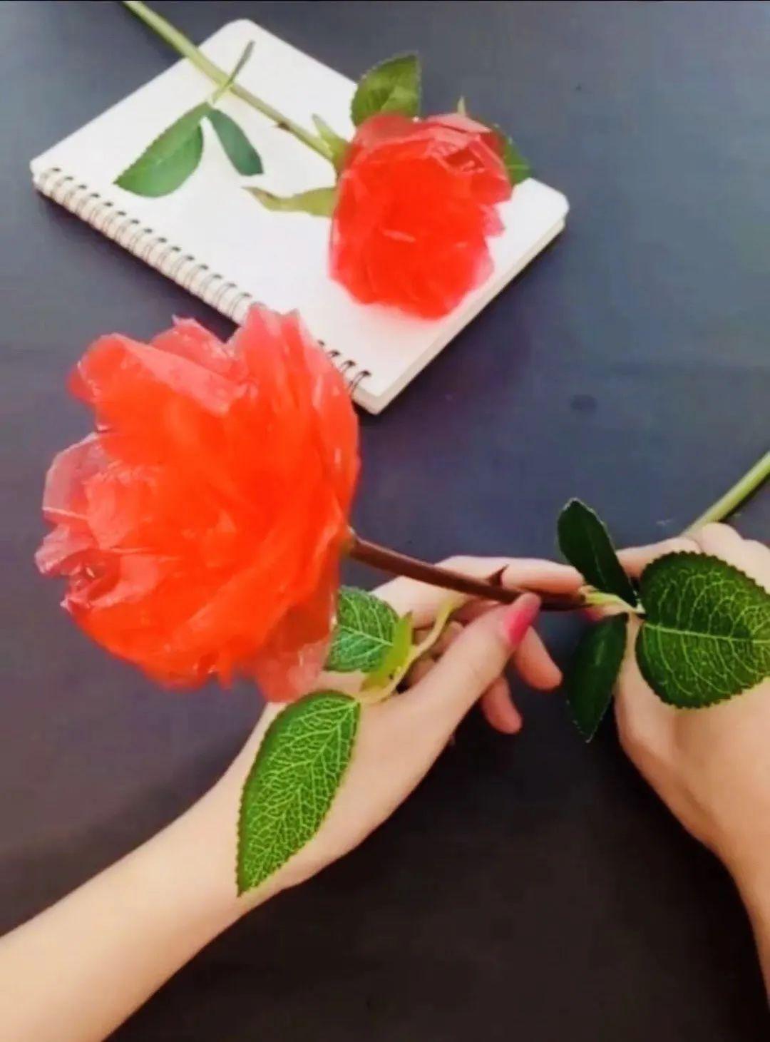今天我们就用红色塑料袋来制作一只漂亮的玫瑰花