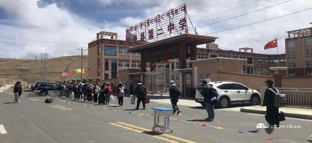 4月6日,理塘县第二中学开始进行初三学子的报名工作,德育处将一切需要