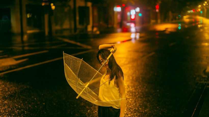 雨中背影图片女图片