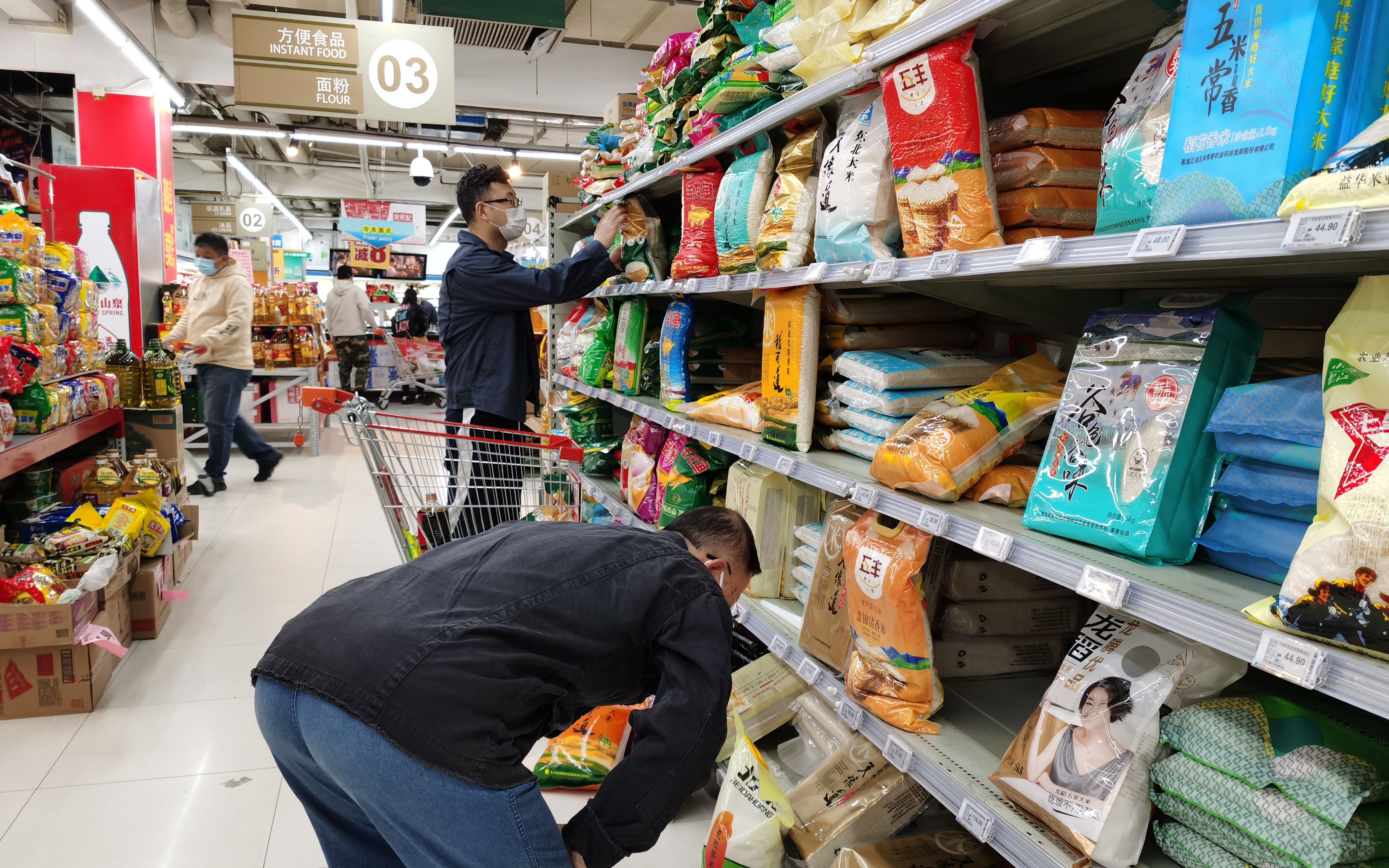 4月6日下午,市民在管庄美廉美超市挑选米面产品