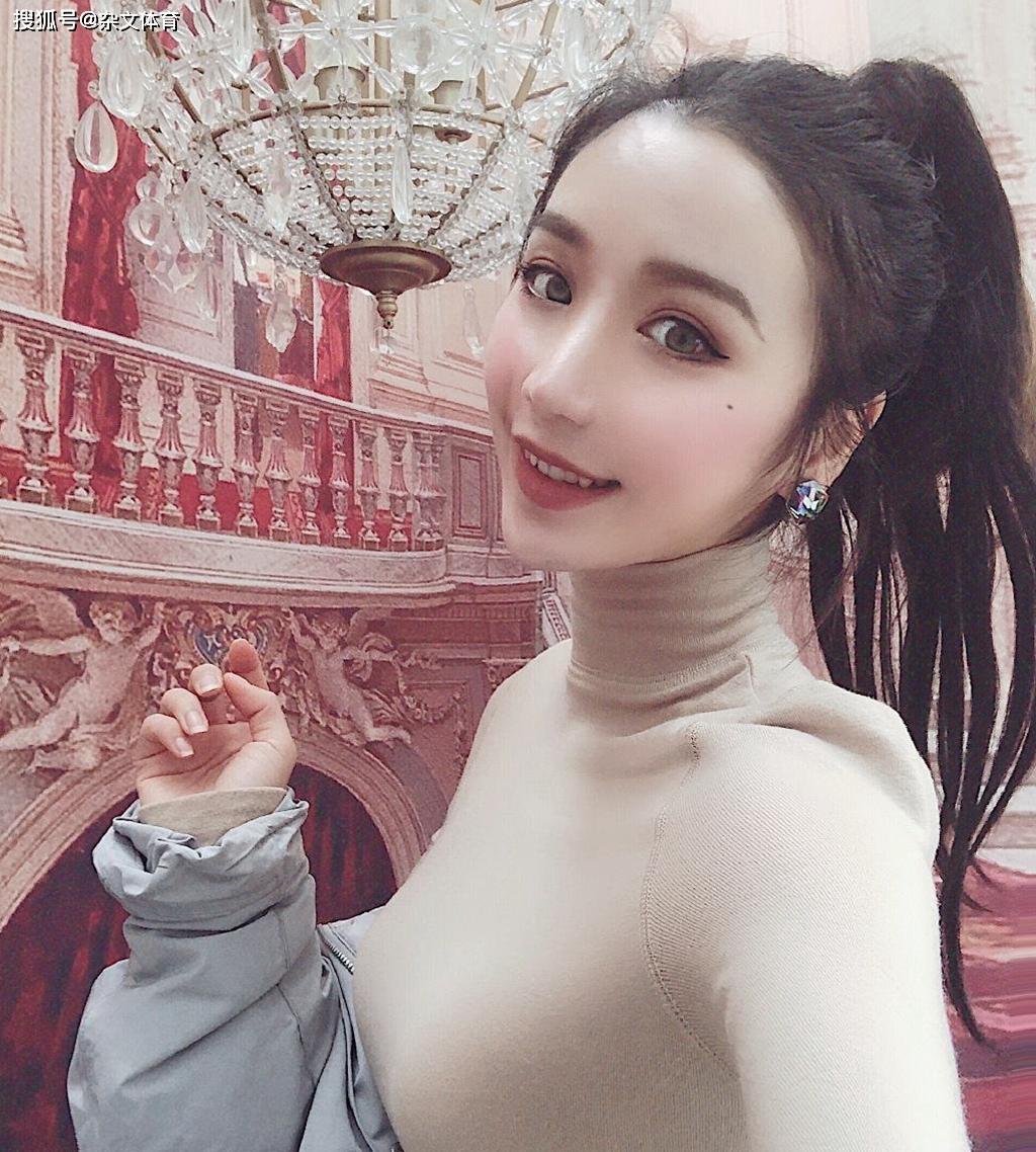 鲍语嫣有一个双胞胎姐姐,名叫鲍语晴,这两姐妹从小就对体操产生了浓厚