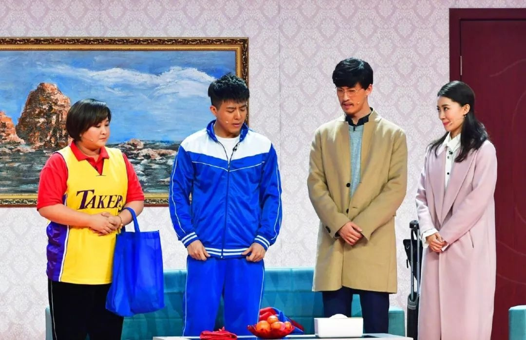 许君聪小时候被当作女孩养身穿蕾丝公主裙模样颇为清秀