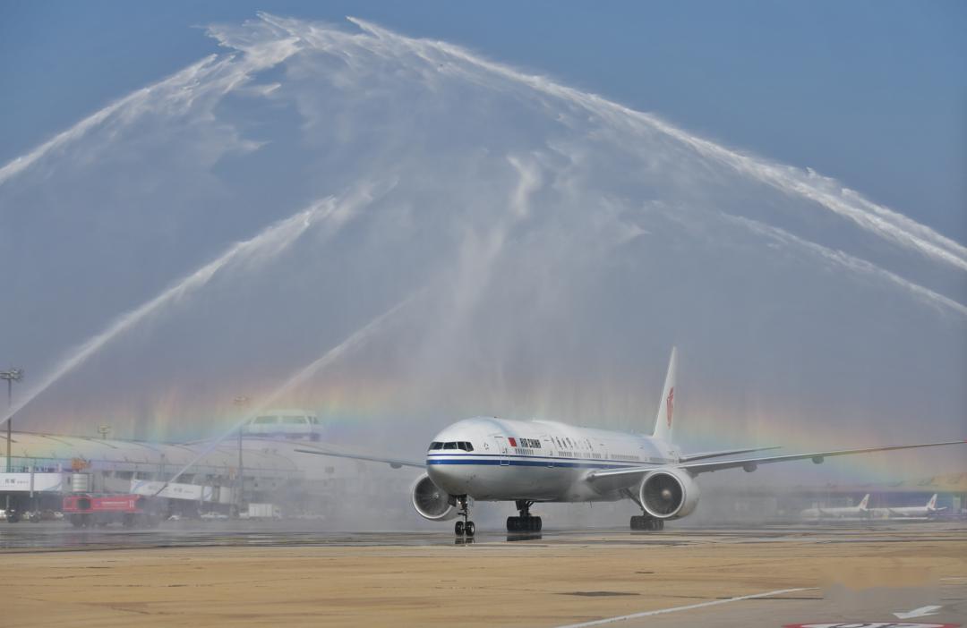 多图直击飞机过水门557名国家援鄂医疗队队员返京