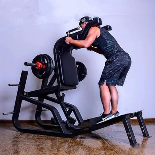 今天我们就用反向哈克深蹲这个动作练习股四头肌和臀大肌为例,给大家