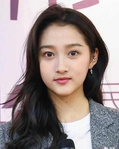 男生看关晓彤就像是看美颜版的她,哇!脸好小,长头发,我喜翻!