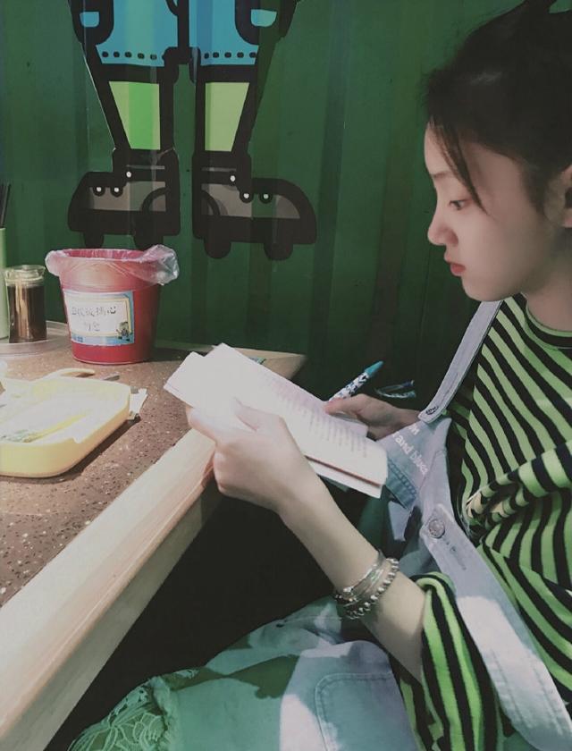 上网课,穿着毛茸茸居家服坐在桌前写作业的样子也是十分乖巧可爱了