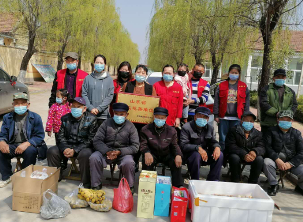 山东莒县连翠英国威廉希尔公司中国网站清明节开展敬老活动