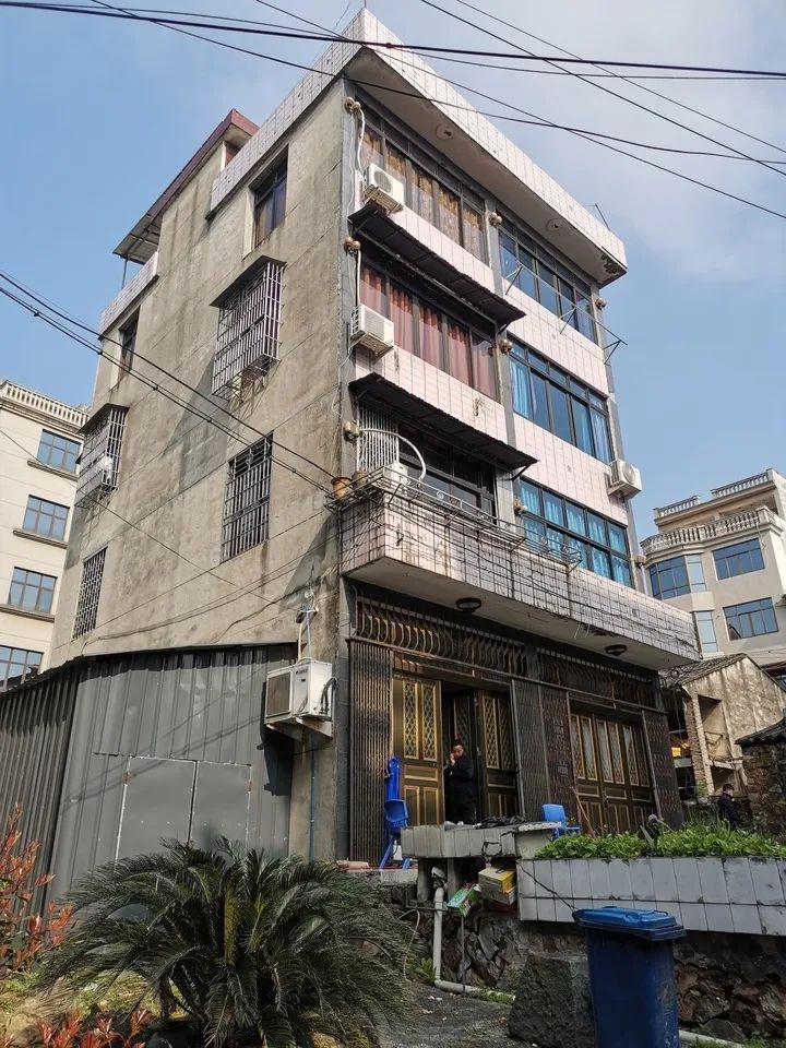 这次被永嘉人民法院查封拍卖的是桥头朱涂村一间民房.