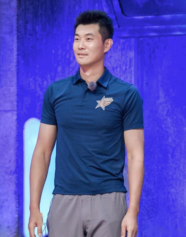 王仕鹏37岁了!退役后当解说员,与易建联开训练营,娶白富美娇妻