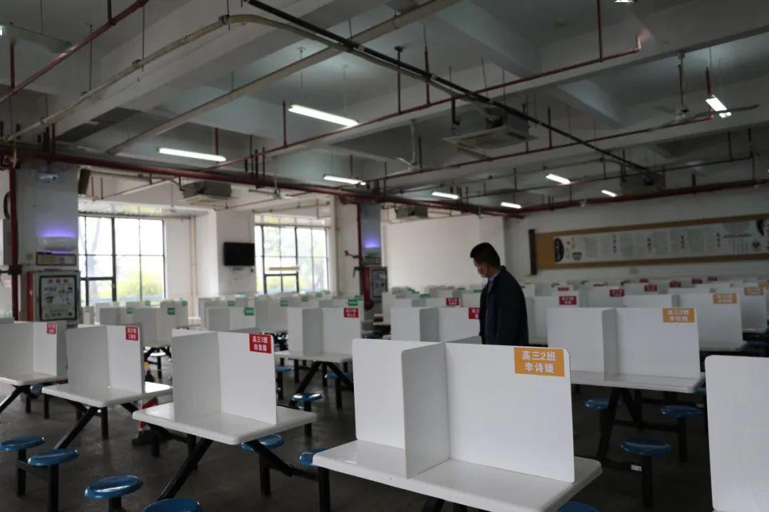 解决学生用餐问题,  集美中学实行单人单桌,同向用餐的方式,同样男女