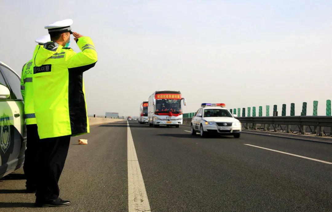 老太拿菜刀上高速挖野菜高速交警车流中劝离