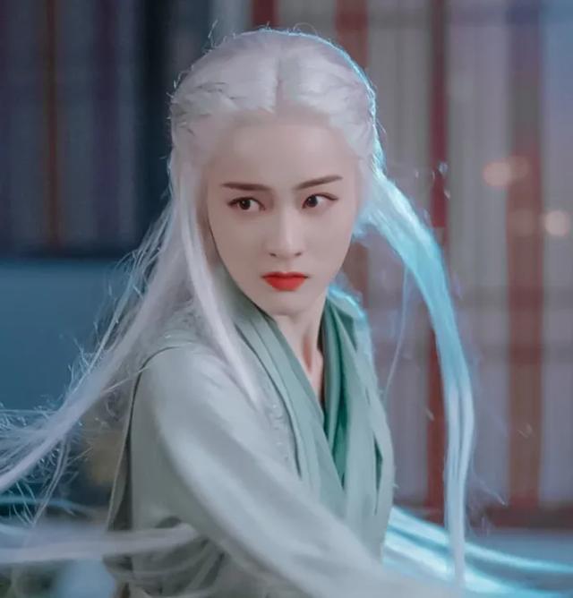 女星"白发"造型:唐嫣凄美,杨幂霸气,看到热巴心跳加速了!