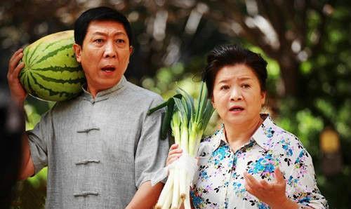 65岁"国民岳父"韩童生,低调娶话剧演员恩爱至今,一家人很幸福_妻子