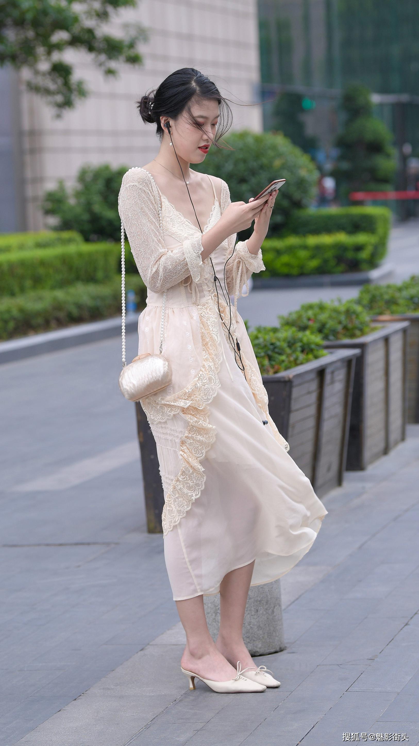 蕾丝吊带连衣裙搭配高跟穆勒鞋,美女搭配出复古的时尚味道