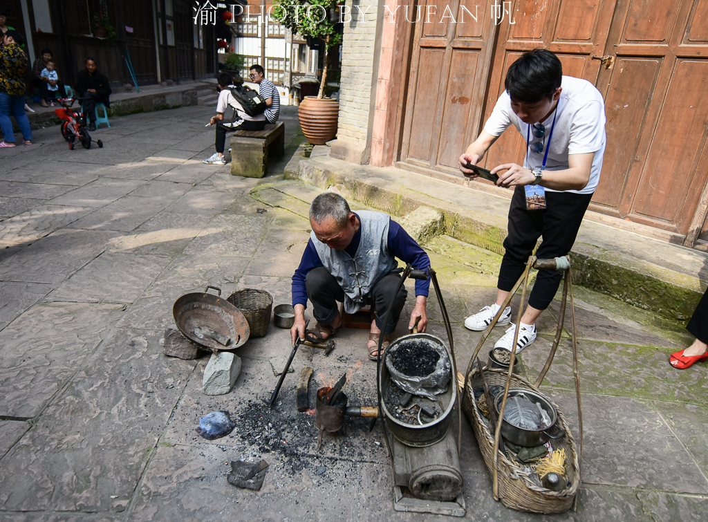 重庆街头偶遇消失很多年的补锅匠，勾起多少70、80后的童年记忆？
