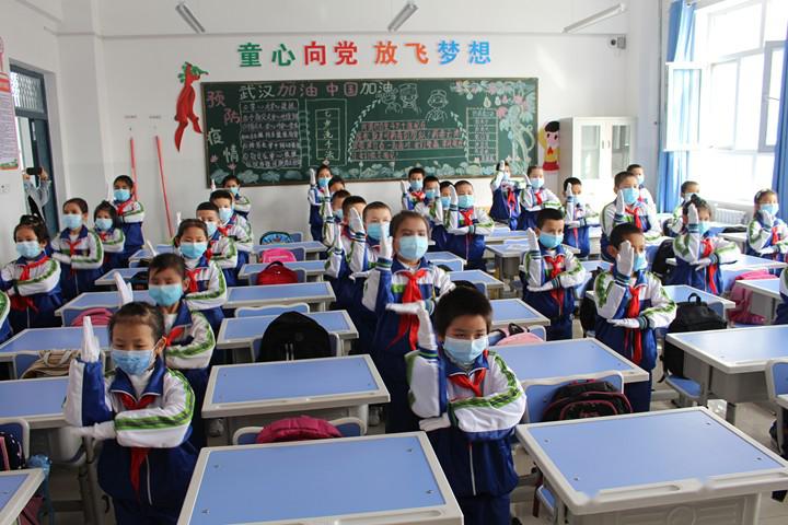 扬文明展风采和静县第三小学开展室内文明礼仪操比赛