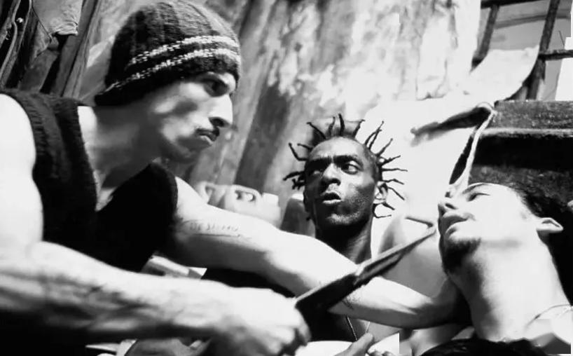 巴西黑帮里,大多数人信仰天主教和基督教,血腥的私刑即使在帮派中并不