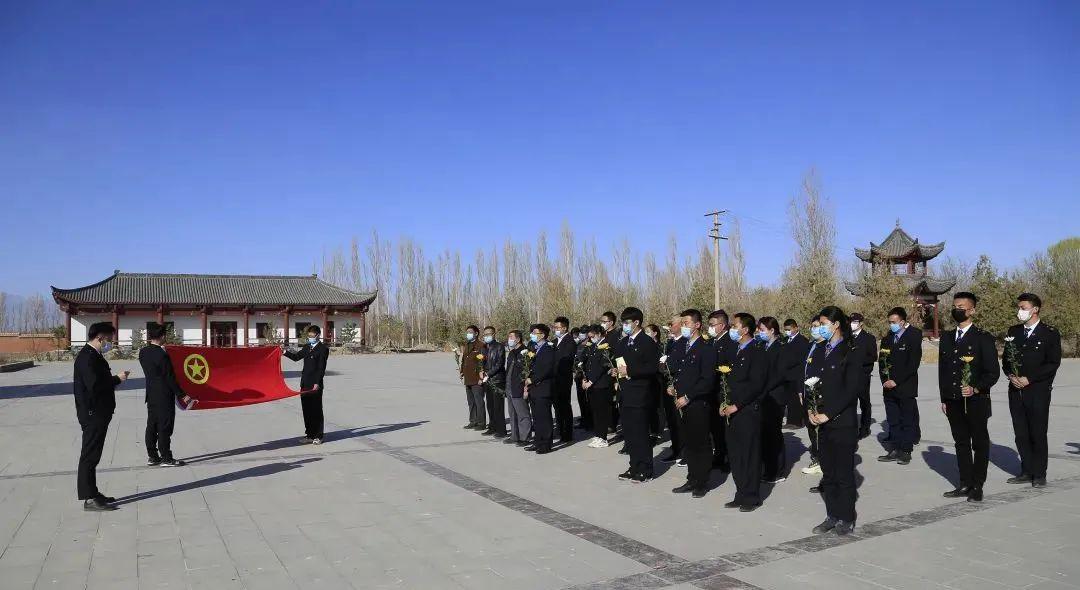 哈密铁路地区开展"缅怀革命先烈 牢记先行使命"主题团日_烈士陵园