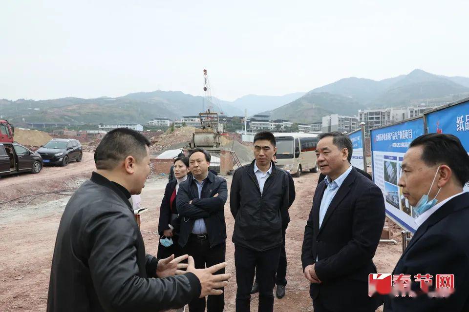 调研现场县领导唐守渊,韩璐璘一同调研.