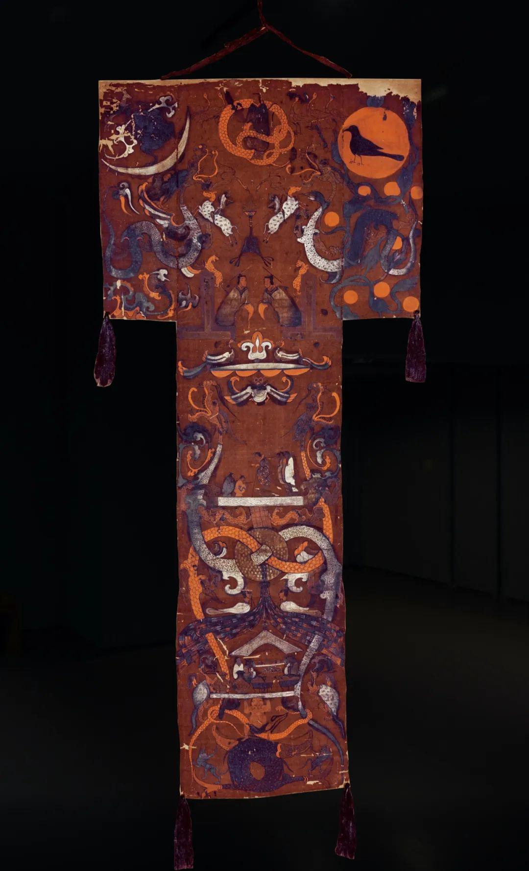 帛画|墓主人(辛追)遗体锦饰内棺为马王堆一号汉墓木椁中出土的四层木