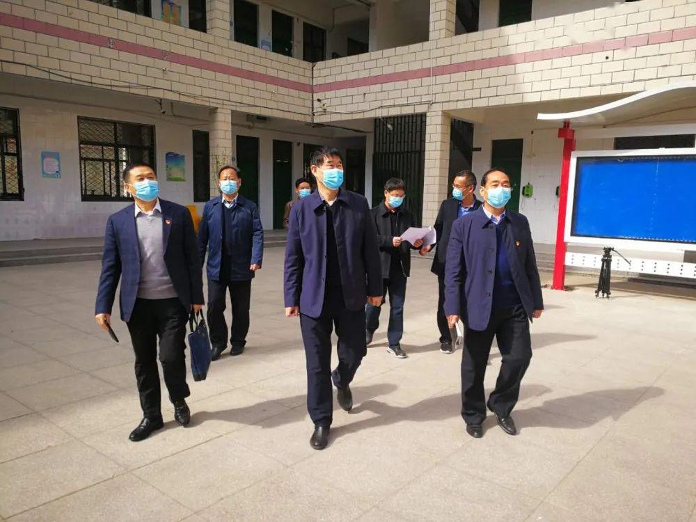 县政府督学王平崇,教体局党组成员张卫华等领导步入郸城三高报告厅