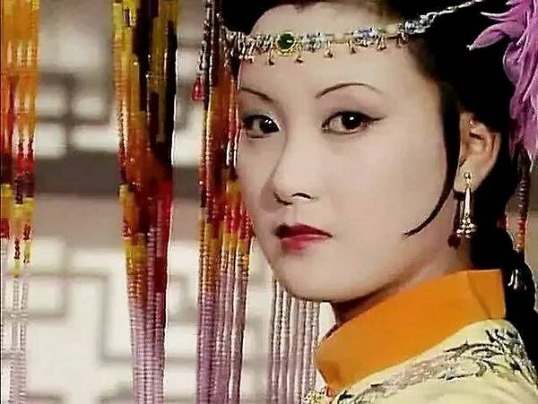 一个是19岁的周月,还有一个是上海姑娘乐韵,当时大家都觉得王熙凤之争