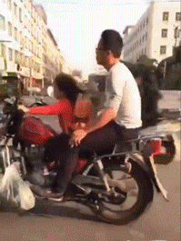 【请勿模仿】这么小就会骑摩托带着爸爸上街了