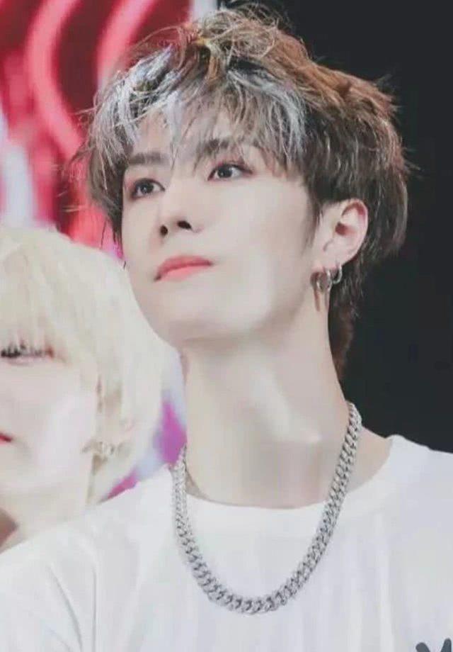 有种意外叫王一博化桃花妆本以为很娘效果却让女粉尖叫