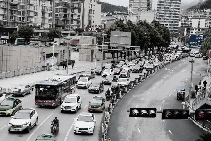 北京时间上午十点,车辆在麻园路鸣笛志哀▲北京时间上午十点,毕节