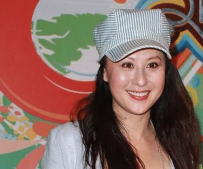 她因嫌弃张伟建买不起包而分手,后因前夫破产复出,53岁长这样
