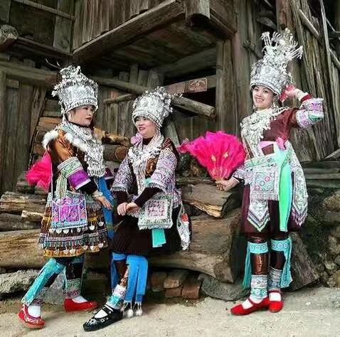 实拍:穿金戴银的苗族华贵服饰(图)