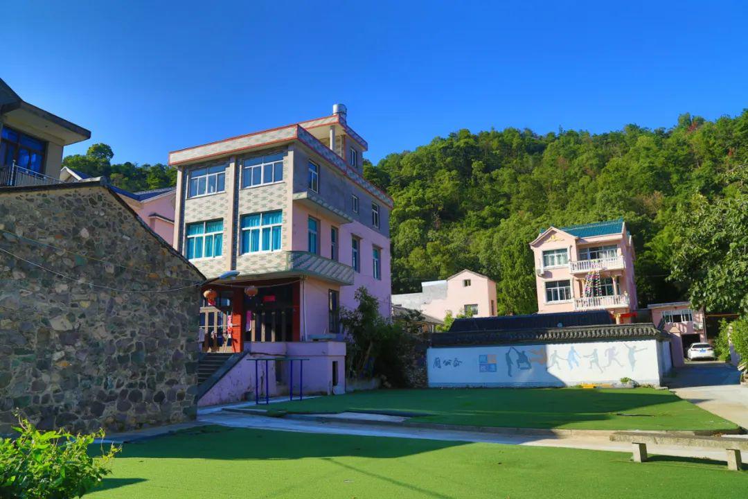 东临元宝山,南靠坞根山脉西面江厦大港,北依龙鸣山梅溪从村中穿过
