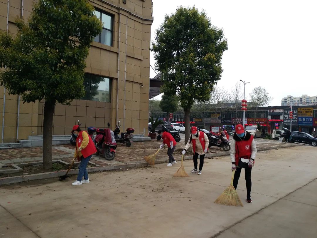 平桥街道办事处组织志愿者义务打扫卫生活动