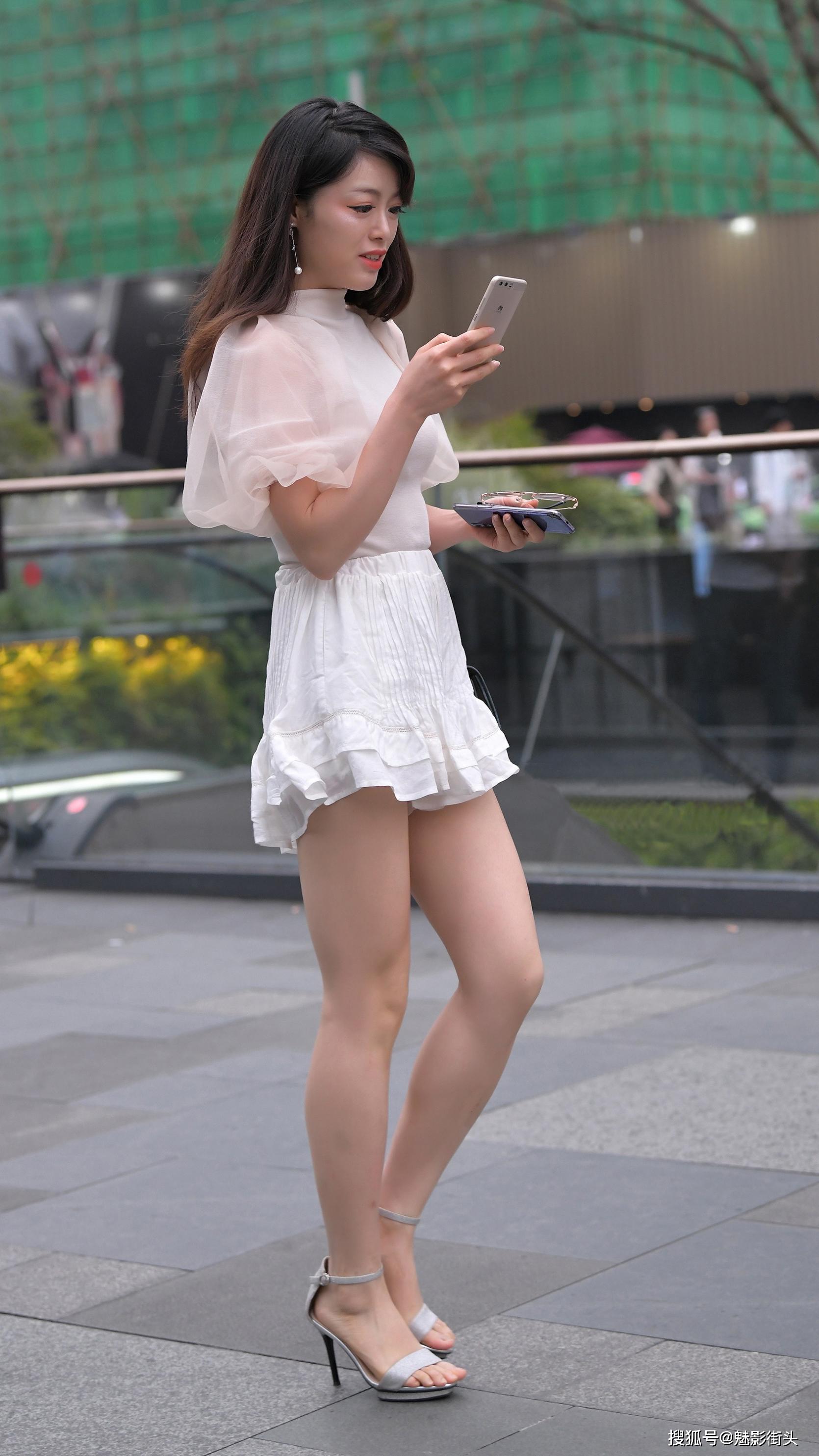 白色泡泡袖上衣加白色短裙搭配高跟凉鞋白色搭配清新又唯美