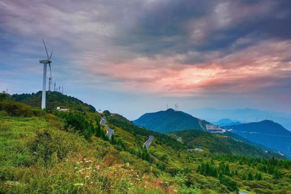 在中國許多熱門景區中,許多都與山嶽景色有關,國內有許多的名山大川