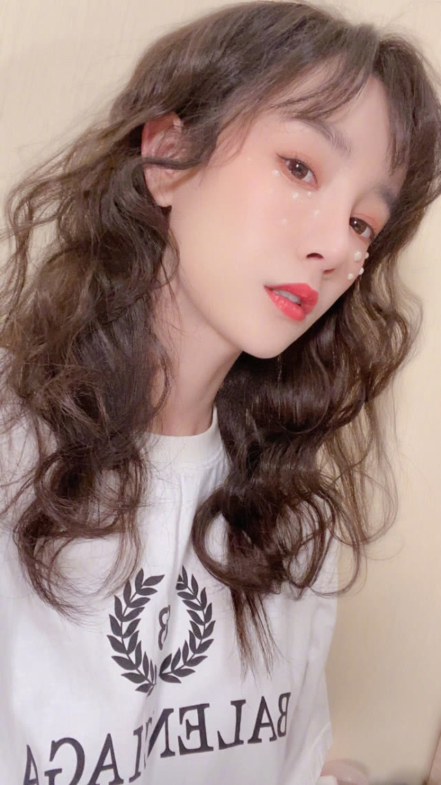 张檬在家自己动手做了一个卷发造型,空气刘海,化着精致的妆容美如芭比