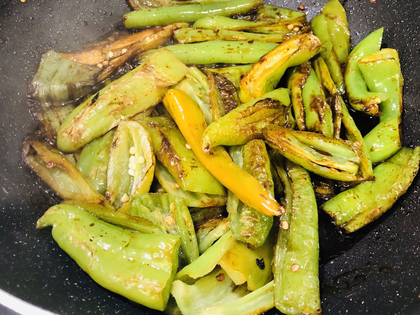 天熱沒食慾試試虎皮尖椒的簡單做法10分鐘上桌好吃還開胃