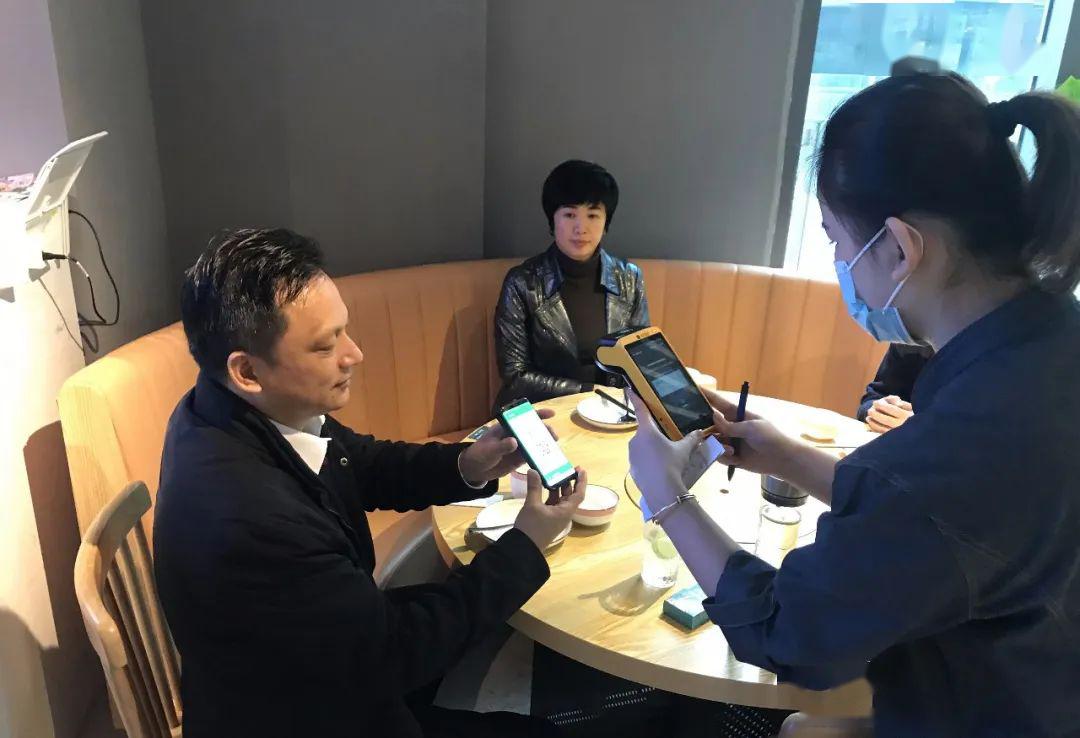 禅城区委常委张红兵,杜梅等,到祖庙街道督查清明期间疫情防控和安全